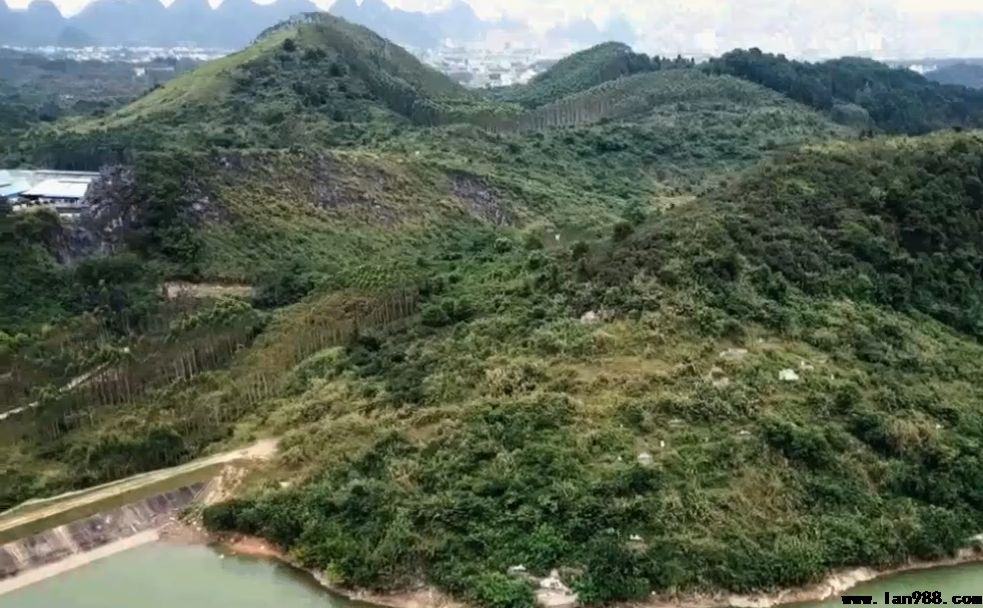 风水宝地标准要：后有靠山、左有青龙、右有白虎、前有案山明堂、水流曲折，以使坟穴藏风聚气而令生人纳福纳财