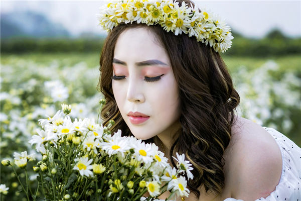上唇薄人中短的人性格