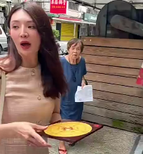 這棟中間是天井，都會有油煙味往上衝